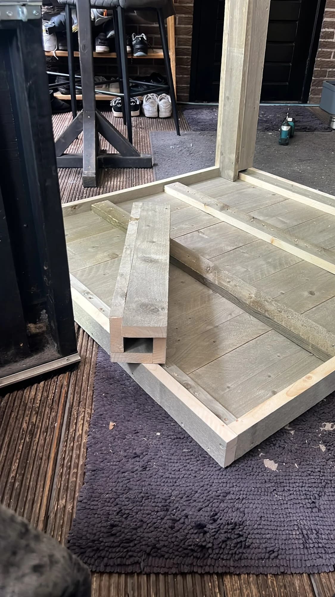 Steigerhouten tafel in aanbouw, gezien vanaf de onderzijde