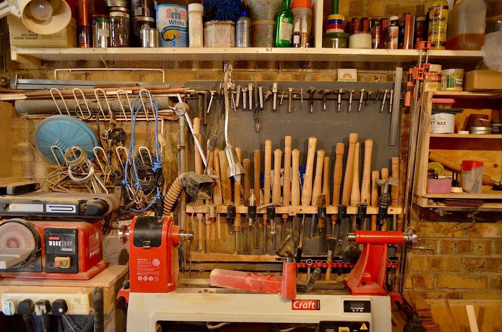 Gereedschapswand met divers handgereedschap in een werkplaats