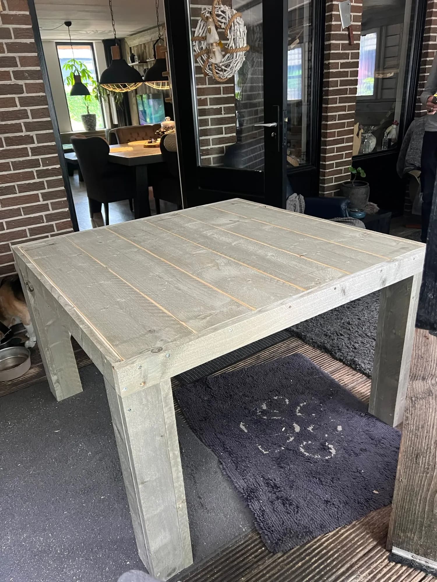 Op maat gemaakte vierkante eettafel van steigerhout