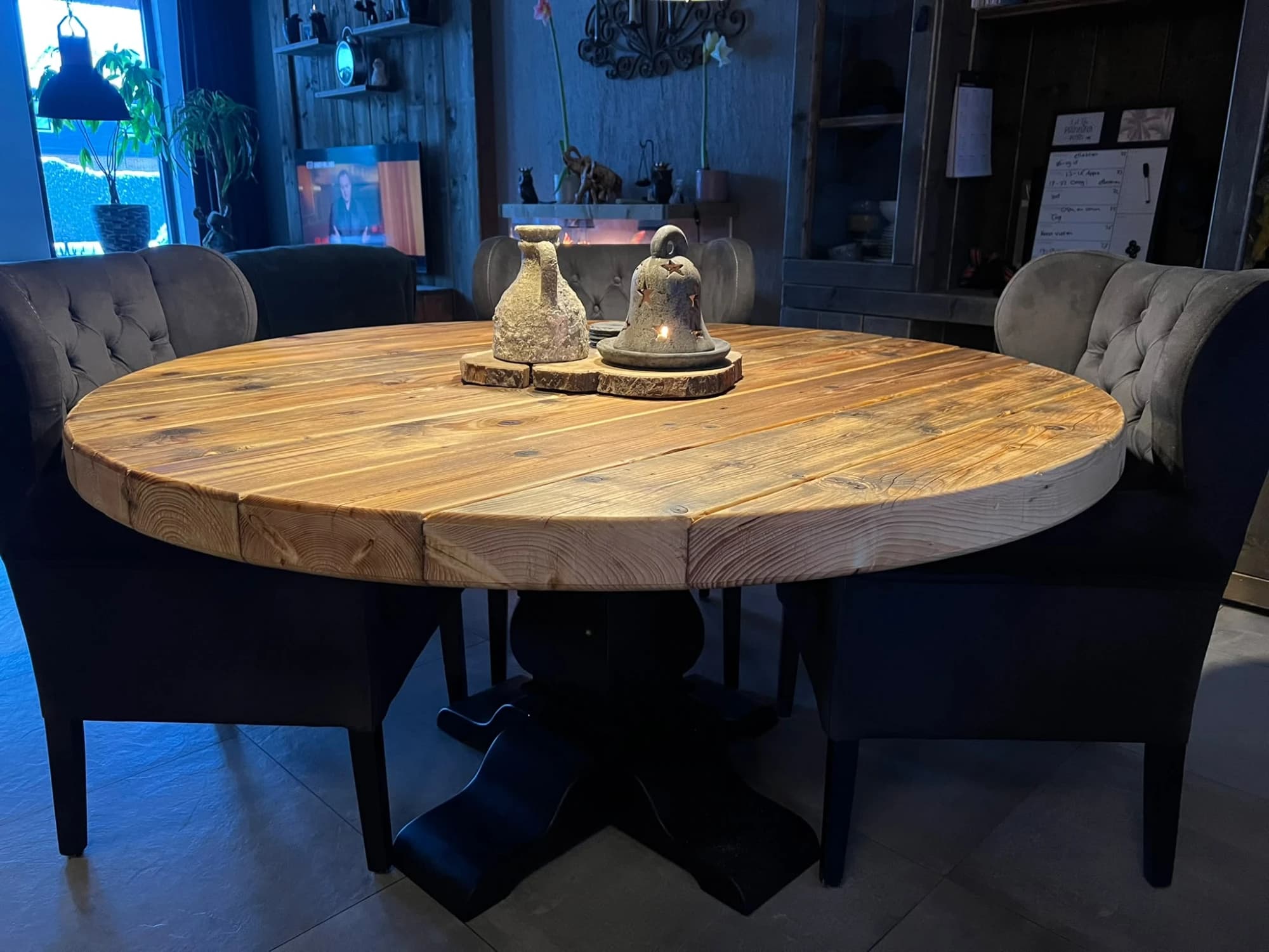 Ronde houten eettafel met stoelen eromheen