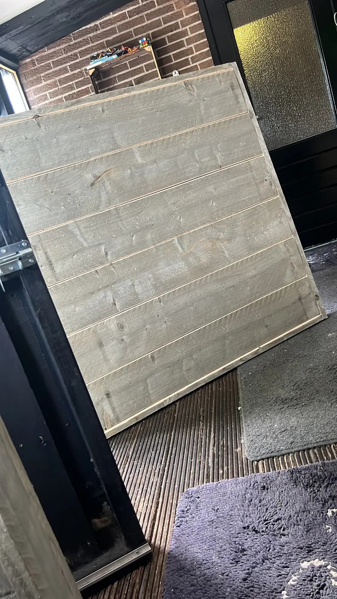 Steigerhouten paneel in opbouw, planken strak naast elkaar