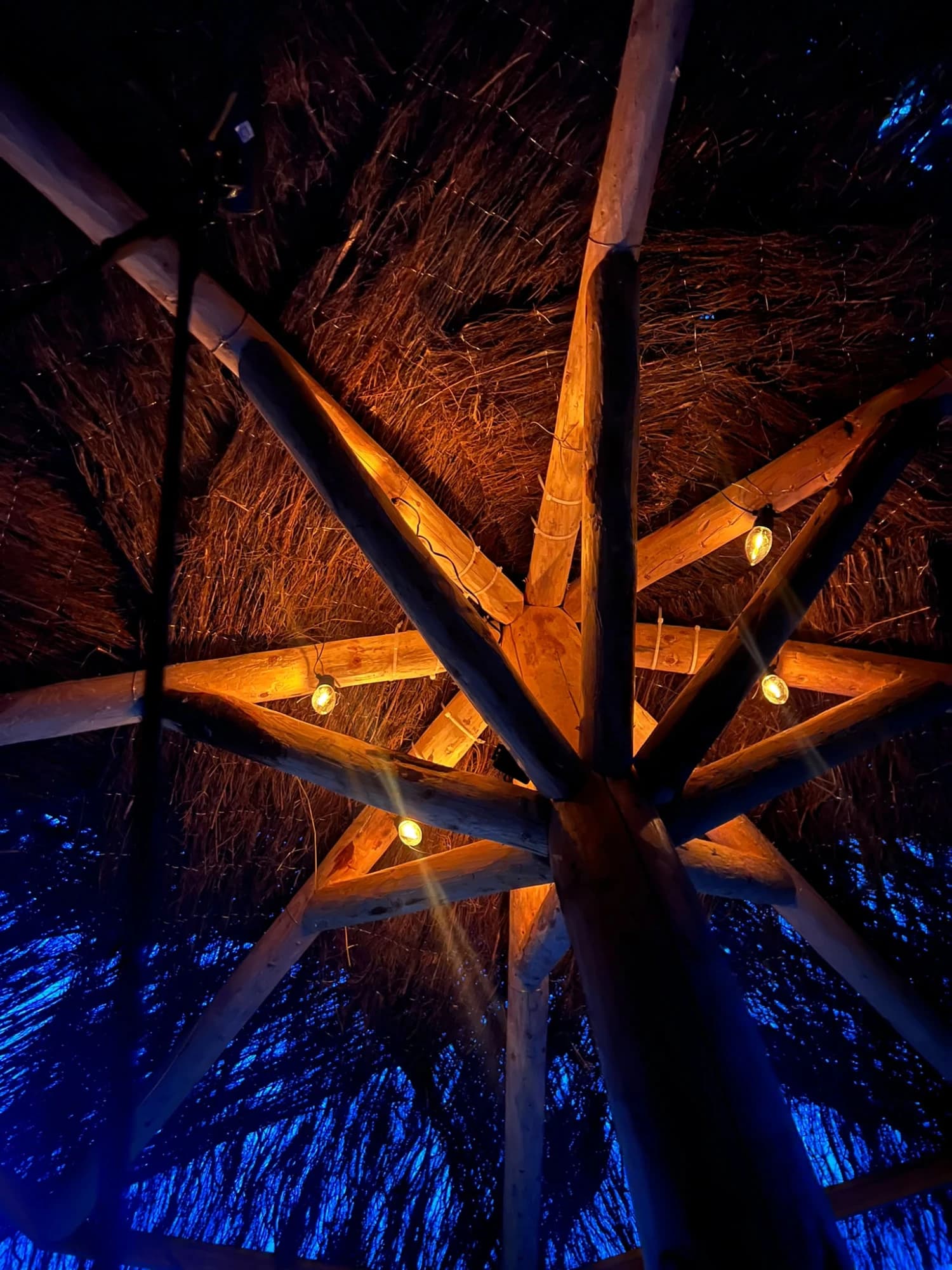 Spantconstructie van een houten parasol, sfeervol verlicht