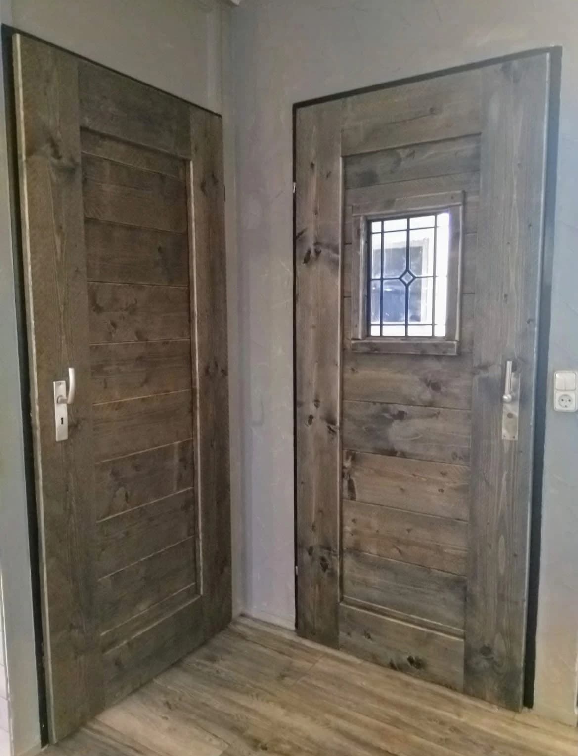 Twee op maat gemaakte houten binnendeuren