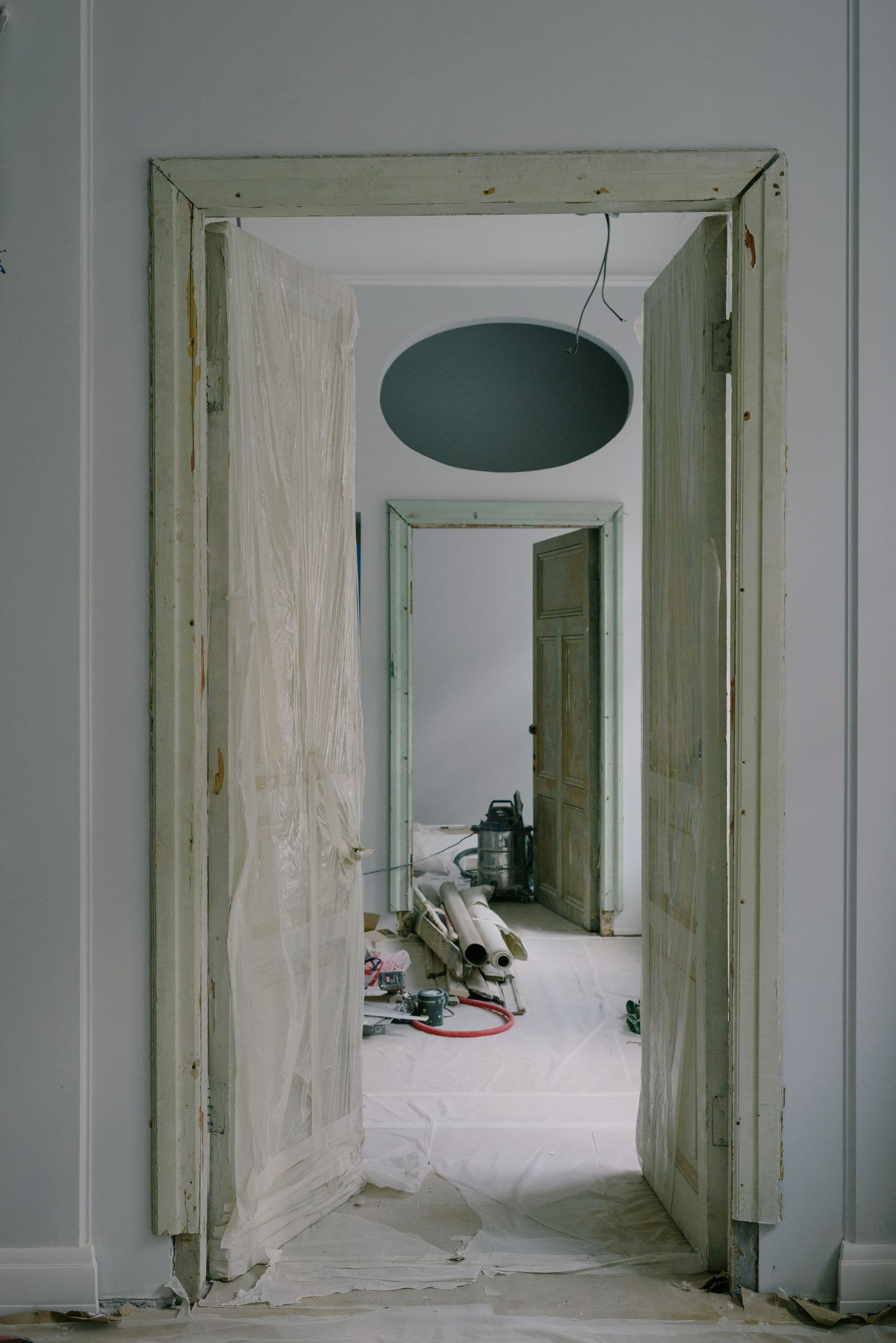 Deuropening met afdekfolie tijdens een renovatie